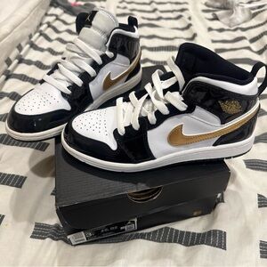 Nike Air Jordan Retro 1 Mid SE Sneakers Boys 3Y Black Metallic Gold BQ6932-007